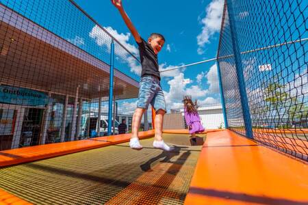 Kinderen springen op de trampoline op vakantiepark EuroParcs Veluwemeer