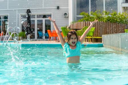 Meisje aan het zwemmen in het zwembad van vakantiepark EuroParcs Veluwemeer