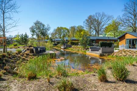 Vrijstaande vakantiehuizen aan een sloot op vakantiepark EuroParcs Zuiderzee