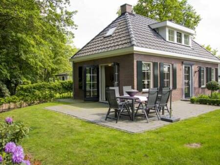 Tuinset in de tuin van een vrijstaand vakantiehuis op vakantiepark Familiehuis Nunspeet