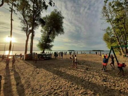 Mensen op het strand aan het Veluwemeer op vakantiepark Familiehuis Nunspeet