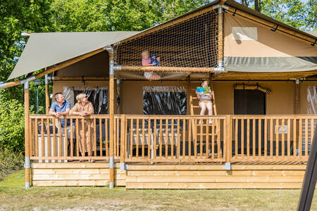 Gezin in een safaritent op vakantiepark Kampeerdorp de Zandstuve