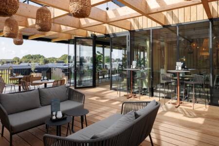 Terras van het restaurant op vakantiepark Lakeside Resort Brielle