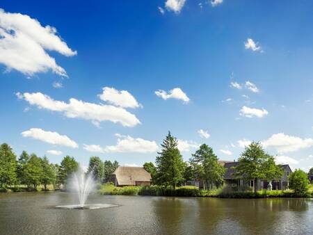 De visvijver met fontein op vakantiepark Landal Aelderholt