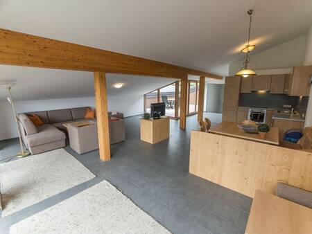 Woonkamer met keuken van een appartement op Landal Alpen Chalet Matin