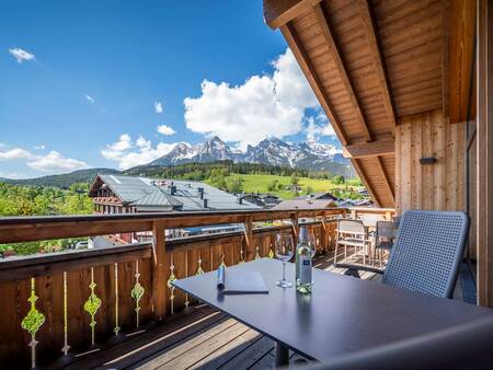 Uitzicht vanaf een balkon van een appartement op Landal Alpen Resort Maria Alm