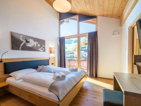 Ruime slaapkamer in een appartement op Landal Alpen Resort Maria Alm