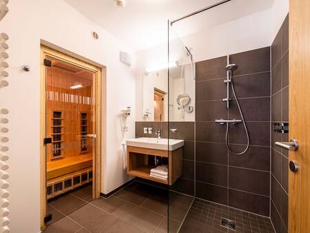 Badkamer met een sauna in een appartement op Landal Alpen Resort Maria Alm
