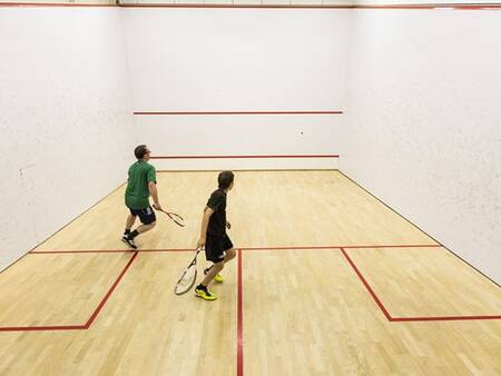 2 mannen squashen op de squashbaan van Landal Alpen Resort Vierwaldstättersee