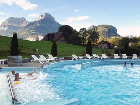 Mensen op de bruisbank in het buitenbad op Landal Alpen Resort Vierwaldstättersee