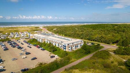 Luchtfoto van Landal Ameland State met duinen en de zee