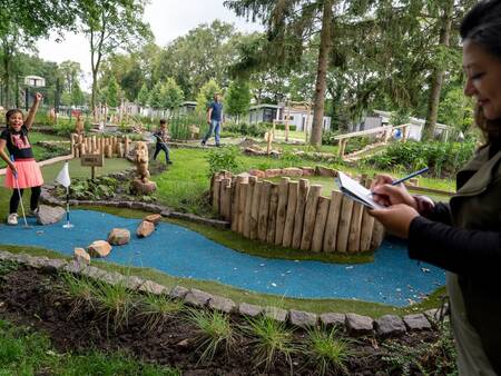 Golfen op de midgetgolfbaan op vakantiepark Landal Amerongse Berg