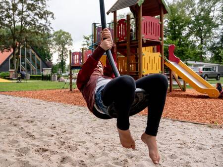 Kind speelt in de speeltuin op vakantiepark Landal Amerongse Berg