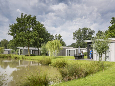 Vakantiehuizen langs een water op vakantiepark Landal Amerongse Berg