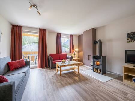 Woonkamer met houtkachel van een appartement op vakantiepark Landal Bad Kleinkirchheim