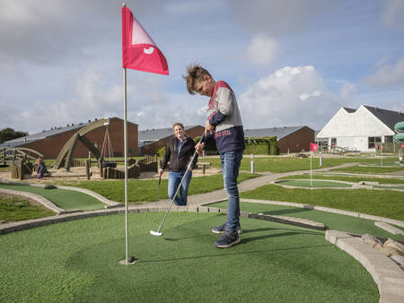 Golfen op de midgetgolfbaan van vakantiepark Landal Beach Park Grønhøj Strand