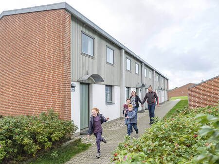 Gezin voor geschakelde vakantiehuizen op vakantiepark Landal Beach Park Grønhøj Strand