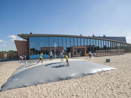 De airtrampoline in de speeltuin op vakantiepark Landal Beach Resort Ooghduyne