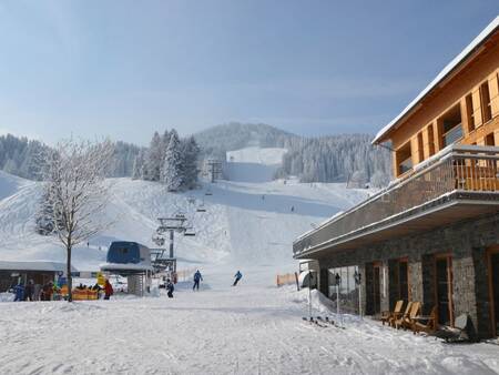 Winterfoto met sneeuw en skilift bij Landal Brandnertal