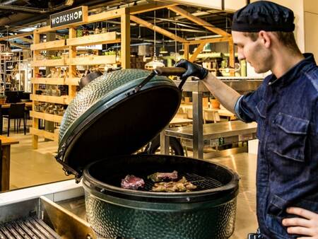 Een kok barbecuet in een restaurant van vakantiepark Landal Coldenhove