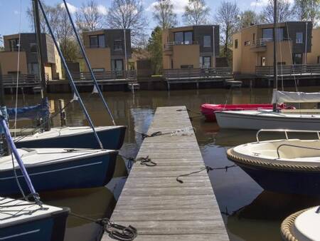 Boten in de jachthaven van vakantiepark Landal De Bloemert