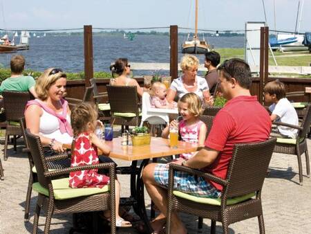 Een gezin geniet van een drankje bij Paviljoen De Bloemert op vakantiepark Landal De Bloemert