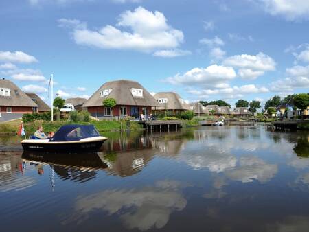 Vakantiehuizen met steigers aan het water op vakantiepark Landal De Bloemert