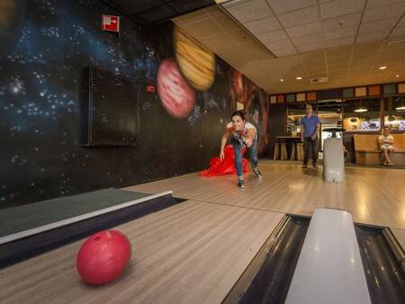 Bowlen op de bowlingbaan van vakantiepark Landal De Lommerbergen