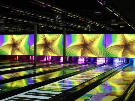 Bowlen op de "glow in de dark" bowlingbaan van vakantiepark Landal De Lommerbergen