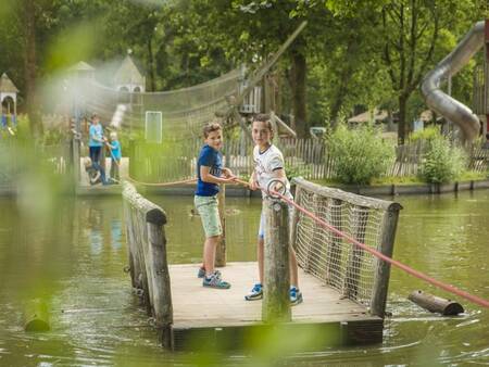 Pontje bij een speeltuin op vakantiepark Landal De Lommerbergen