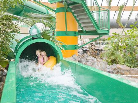 Een van de 3 glijbanen in het zwembad van vakantiepark Landal De Lommerbergen