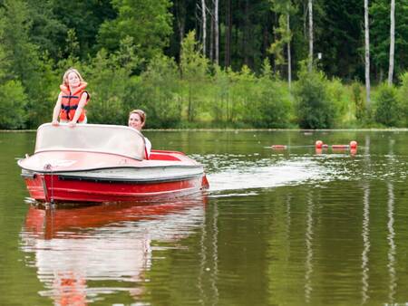 Huur een elektrische boot bij de bootverhuur op vakantiepark Landal De Reeuwijkse Plassen