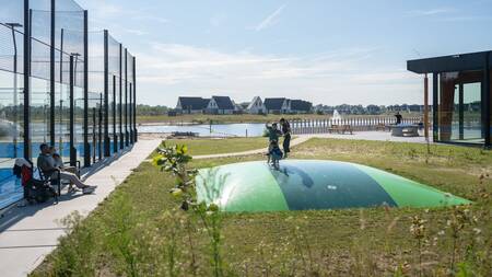 Kinderen spelen op de airtrampoline op Landal De Strabrechtse Vennen