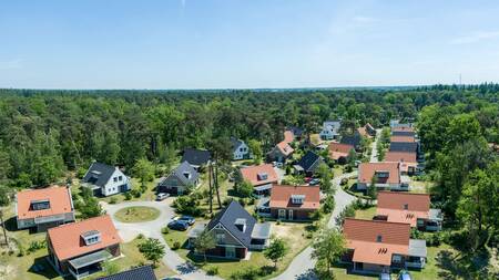 Luchtfoto van vakantiehuizen en bos van vakantiepark Landal De Vers
