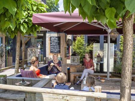 Familie op het terras van Grand Café Broer & Zus op vakantiepark Landal De Vers