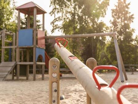 Klimtoestel en wip in een speeltuin op vakantiepark Landal De Vlegge