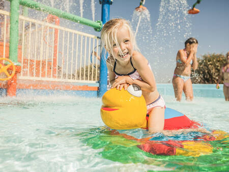 Kinderen spelen in het buitenbad van vakantiepark Landal Domein de Schatberg