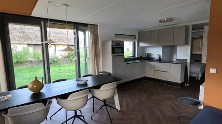 Eettafel en keuken van een vakantiehuis op vakantiepark Landal Drentse Lagune