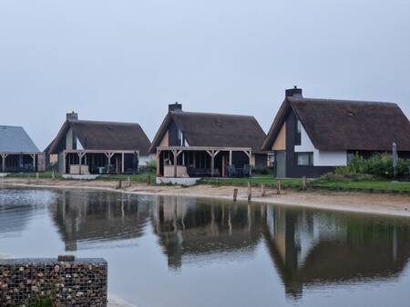 Vakantiehuizen met strand rondom een meertje op vakantiepark Landal Drentse Lagune