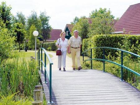 Stel wandelt over een brug op vakantiepark Landal Duc de Brabant