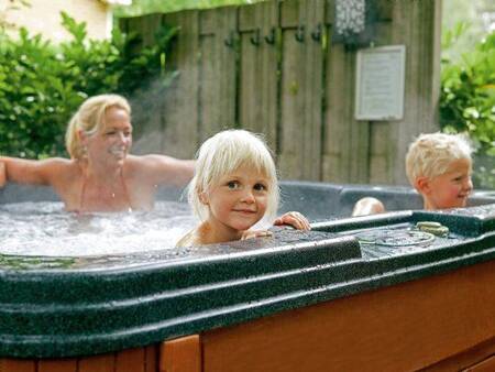 Gezin in een jacuzzi op vakantiepark Landal Duc de Brabant