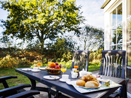 Gedekte tafel op een terras van een vakantiehuis op vakantiepark Landal Dwergter Sand