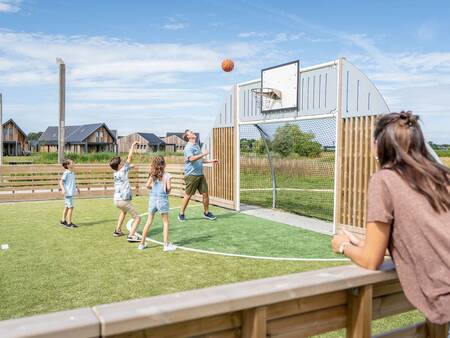 Kinderen spelen op het multifunctionele sportveld op vakantiepark Landal Elfstedenhart
