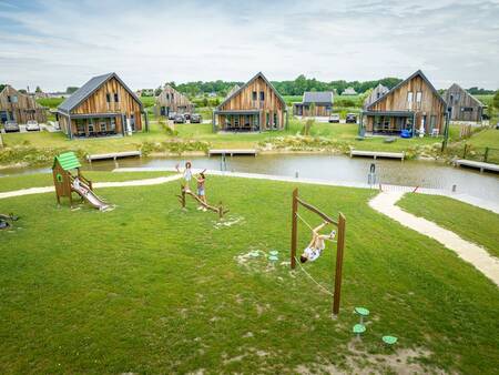 Kinderen spelen in een speeltuin op vakantiepark Landal Elfstedenhart