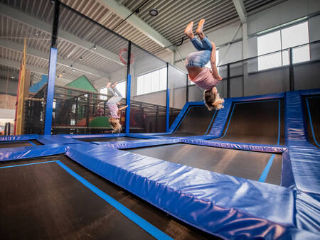 Een kind op de trampoline in het indoorspeelparadijs van vakantiepark Landal Esonstad