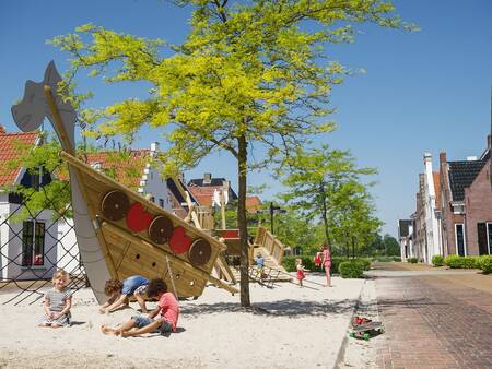 Kinderen spelen in de speeltuin op vakantiepark Landal Esonstad