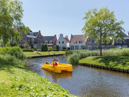 Gezin op een waterfiets op een kanaal van vakantiepark Landal Esonstad