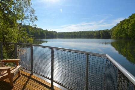 Balkon van een vakantiehuis met uitzicht over het water op Landal Forest Resort Your Nature