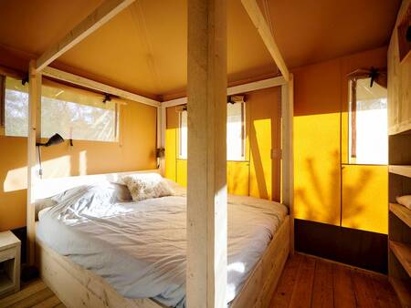 Slaapkamer in een safaritent op vakantiepark Landal Glamping Neufchâteau