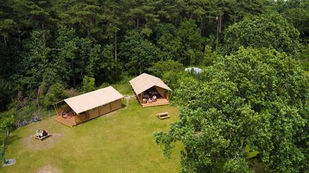 Luchtfoto met safaritenten van vakantiepark Landal Gooise Heide